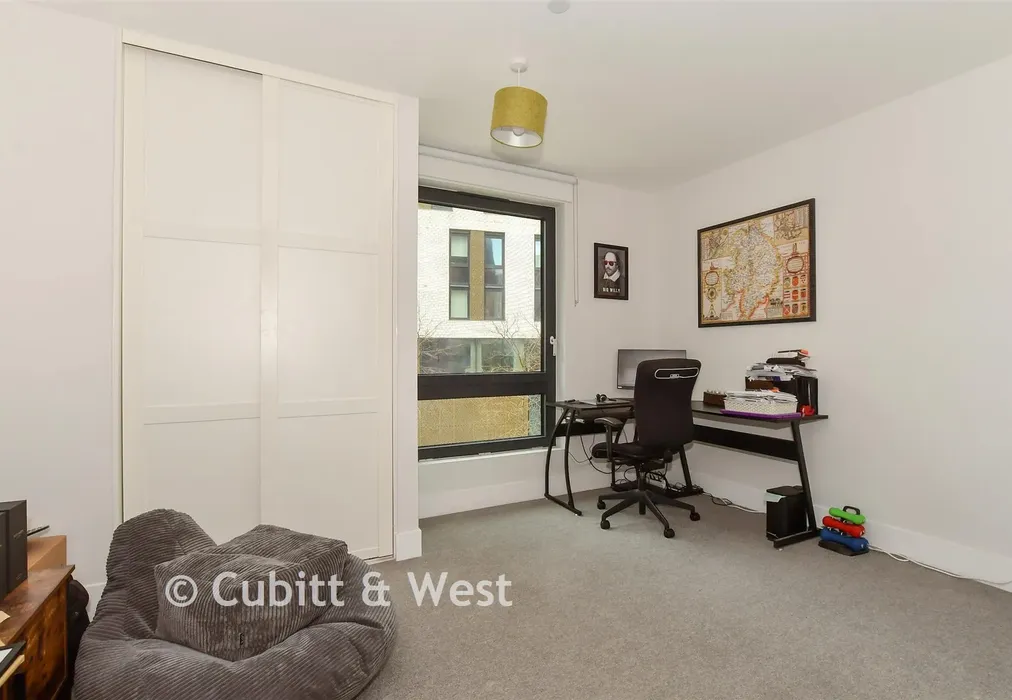 Bedroom 1 - The Furlong, Brighton, East Sussex - Wards of Kent