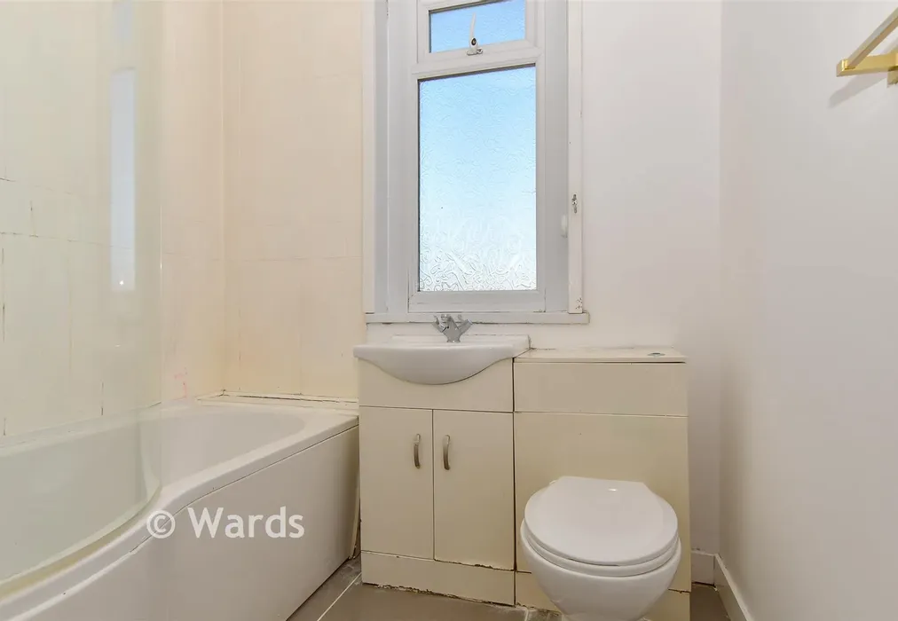 Bathroom - Clarence Road, Chatham, Kent - Wards of Kent
