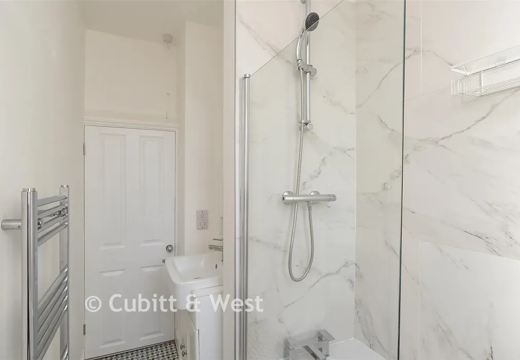 Bathroom - Wray Park Road, Reigate, Surrey - Wards of Kent