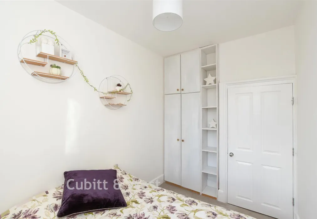 Bedroom - Wray Park Road, Reigate, Surrey - Wards of Kent