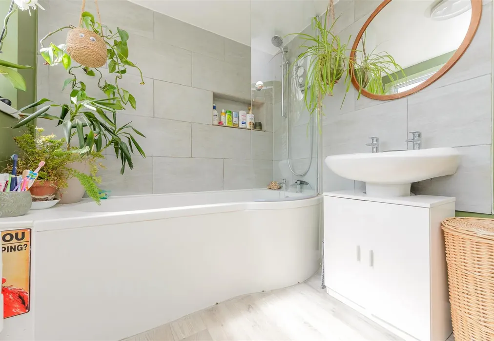 Bathroom - Saxton Street, Gillingham, Kent - Wards of Kent