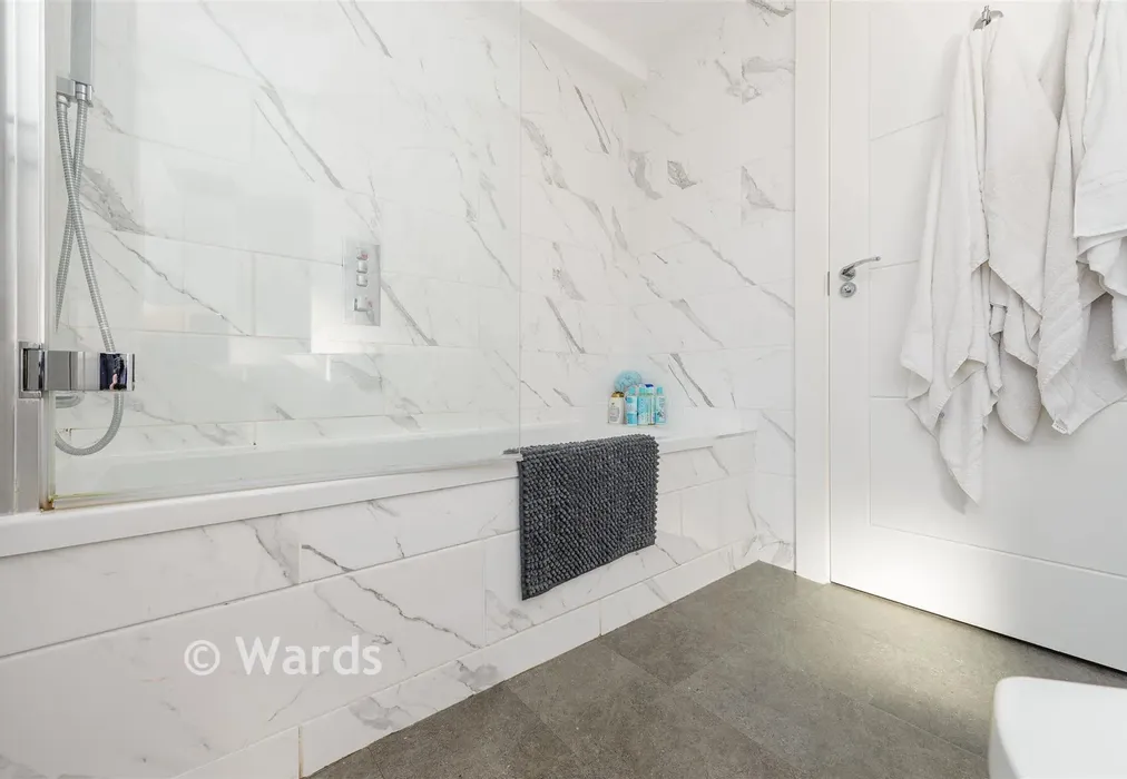 Bathroom - Hawley Road, Dartford, Kent - Wards of Kent