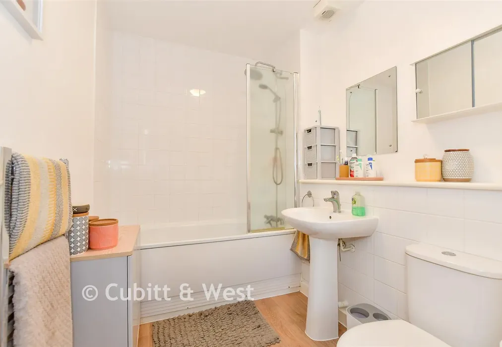 Bathroom - Homestead Road, Chichester, West Sussex - Wards of Kent