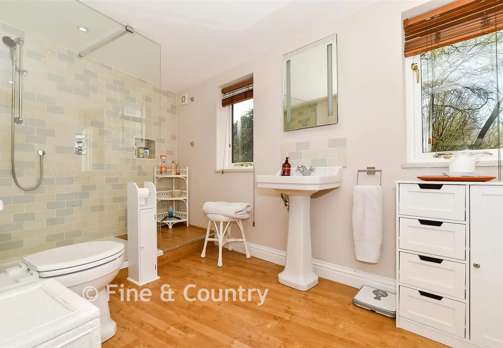 En-Suite Shower Room - High Street, Hartfield, East Sussex - Wards of Kent