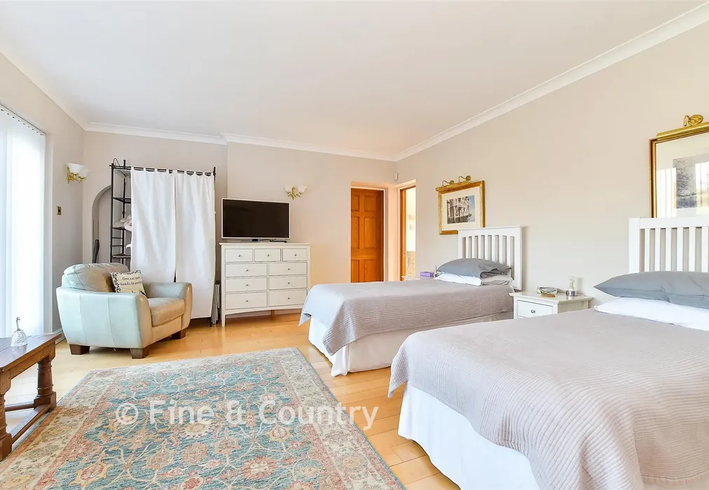 Bedroom 1 - High Street, Hartfield, East Sussex - Wards of Kent