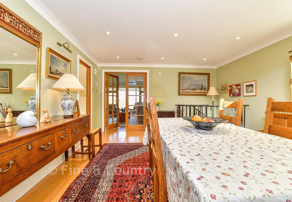 Dining Room - High Street, Hartfield, East Sussex - Wards of Kent