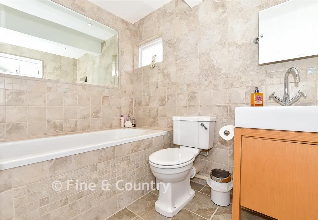 En-Suite Bathroom - High Street, Hartfield, East Sussex - Wards of Kent