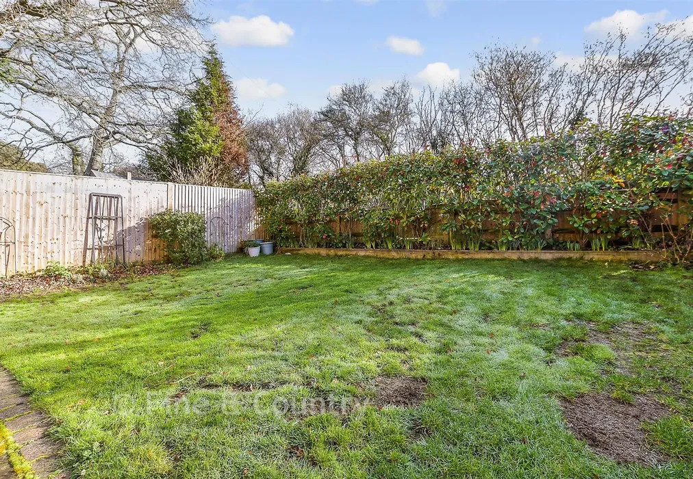 Front Garden - High Street, Hartfield, East Sussex - Wards of Kent