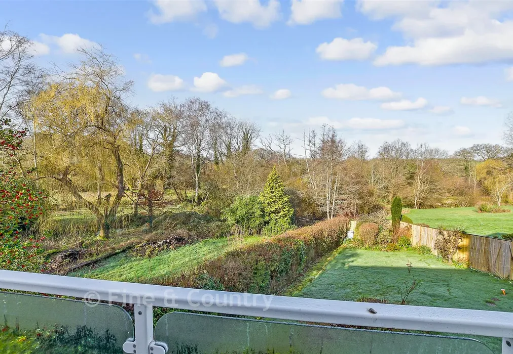 Balcony / Terrace - High Street, Hartfield, East Sussex - Wards of Kent