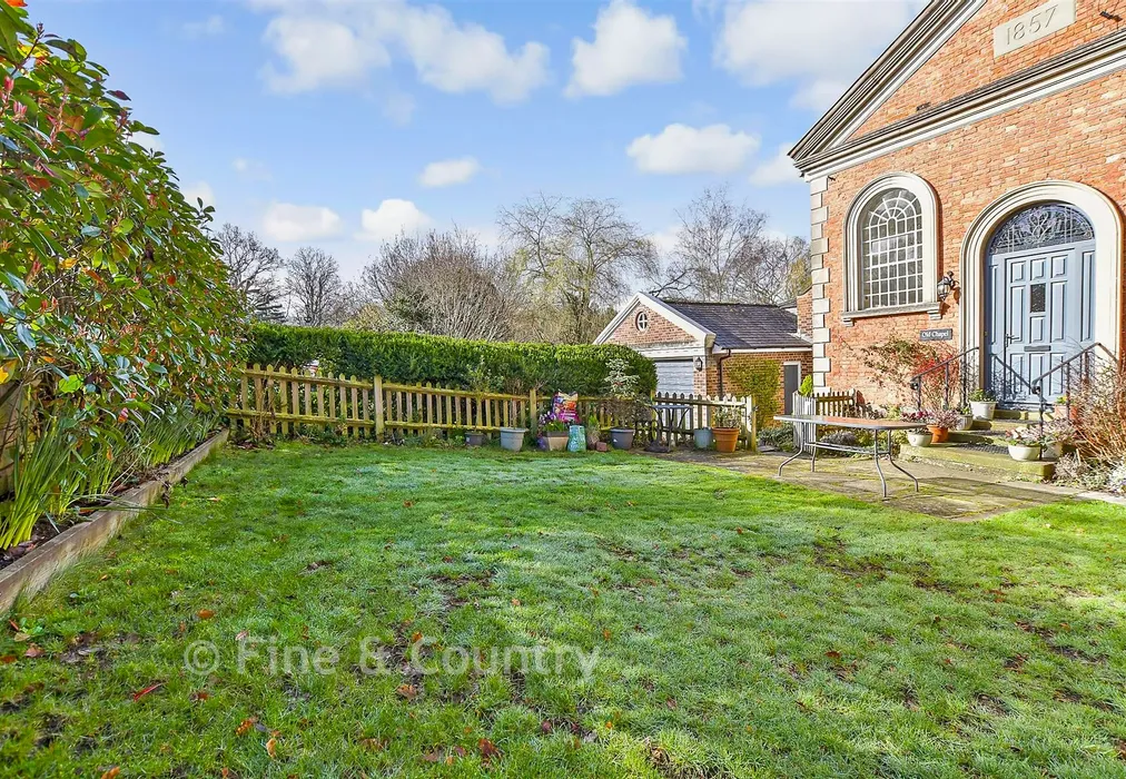 Front Garden - High Street, Hartfield, East Sussex - Wards of Kent