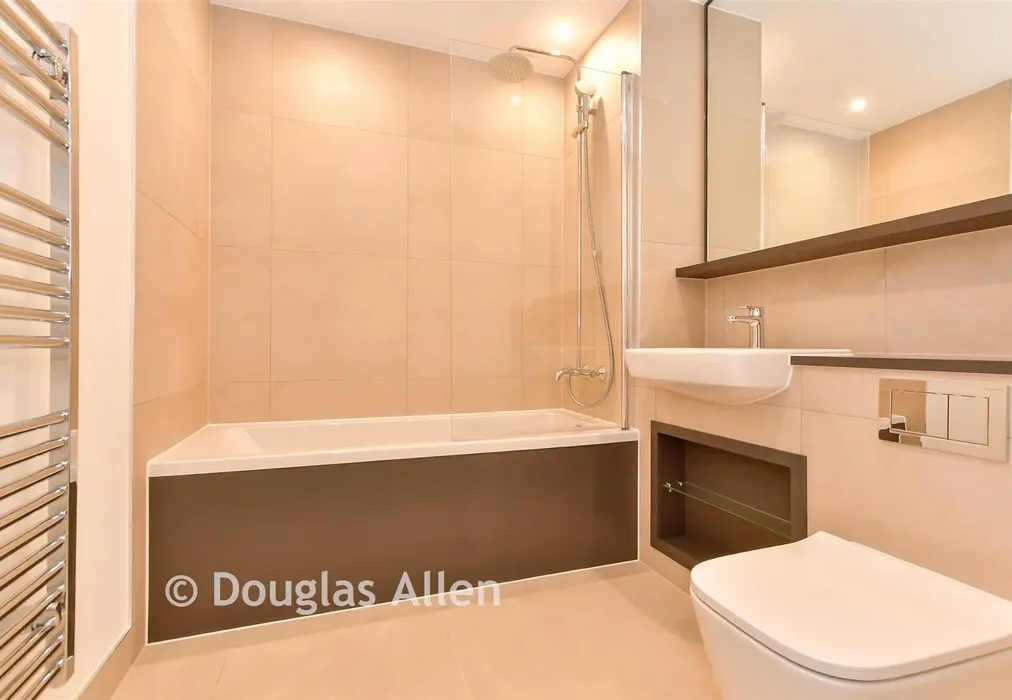 Bathroom - Dagenham Green, Kent Avenue, Dagenham, Essex - Wards of Kent