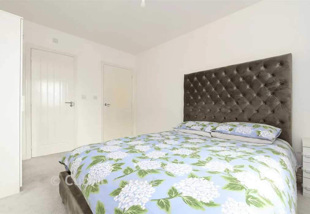Bedroom 1 - Westvale Road, Horley, Surrey - Wards of Kent