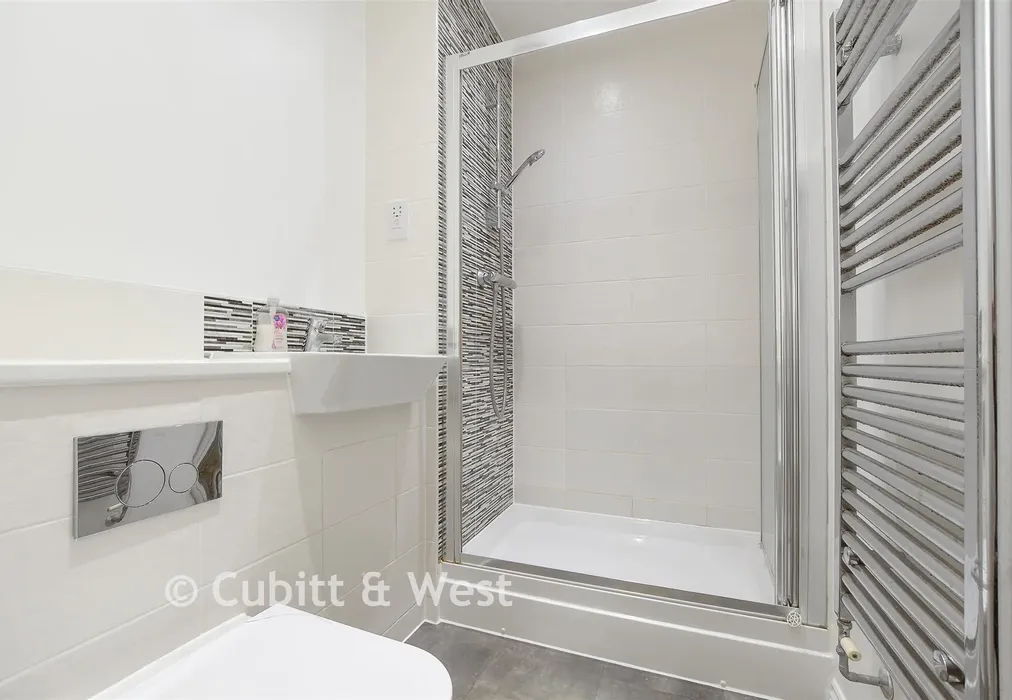 En-Suite Shower Room - Westvale Road, Horley, Surrey - Wards of Kent