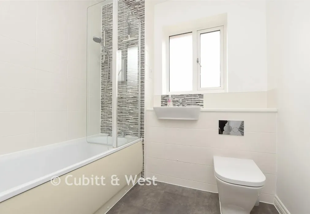 Bathroom - Westvale Road, Horley, Surrey - Wards of Kent