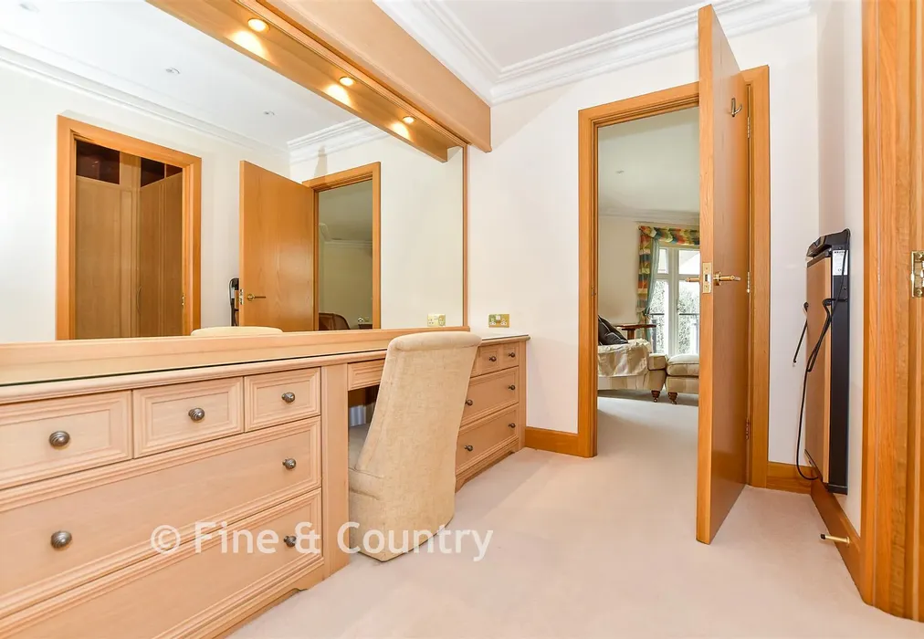 Dressing Room - Warberry Park Gardens, Tunbridge Wells, Kent - Wards of Kent
