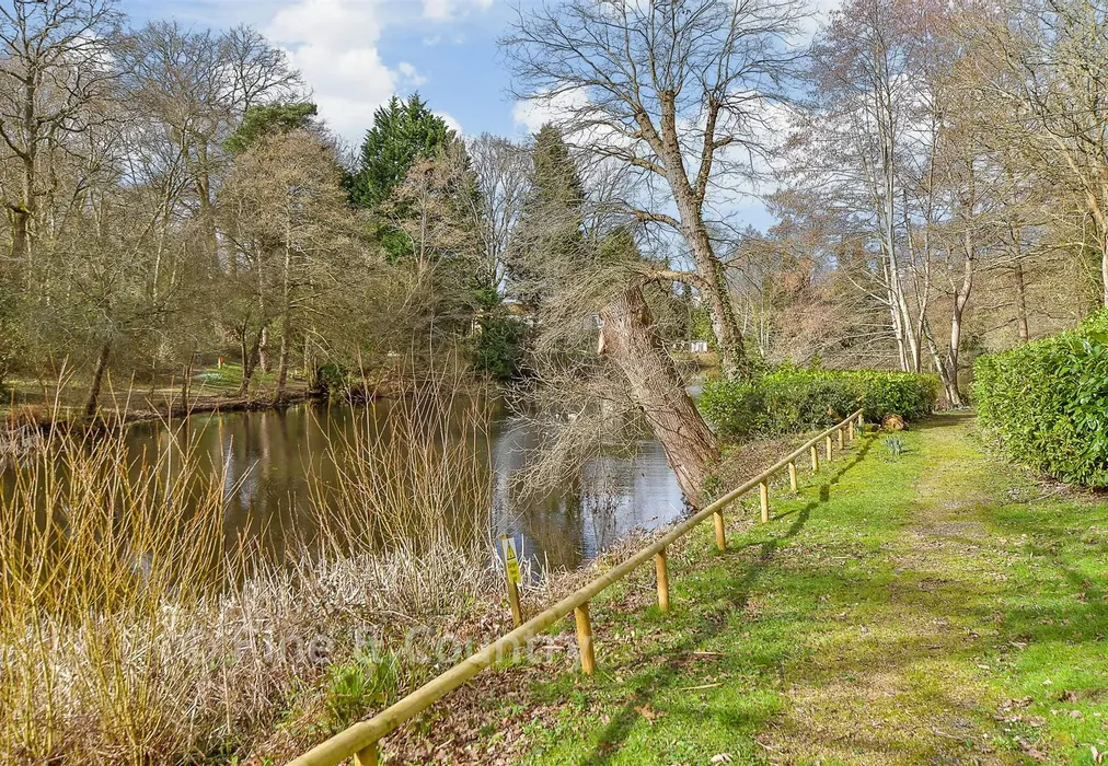 Communal Gardens - Warberry Park Gardens, Tunbridge Wells, Kent - Wards of Kent