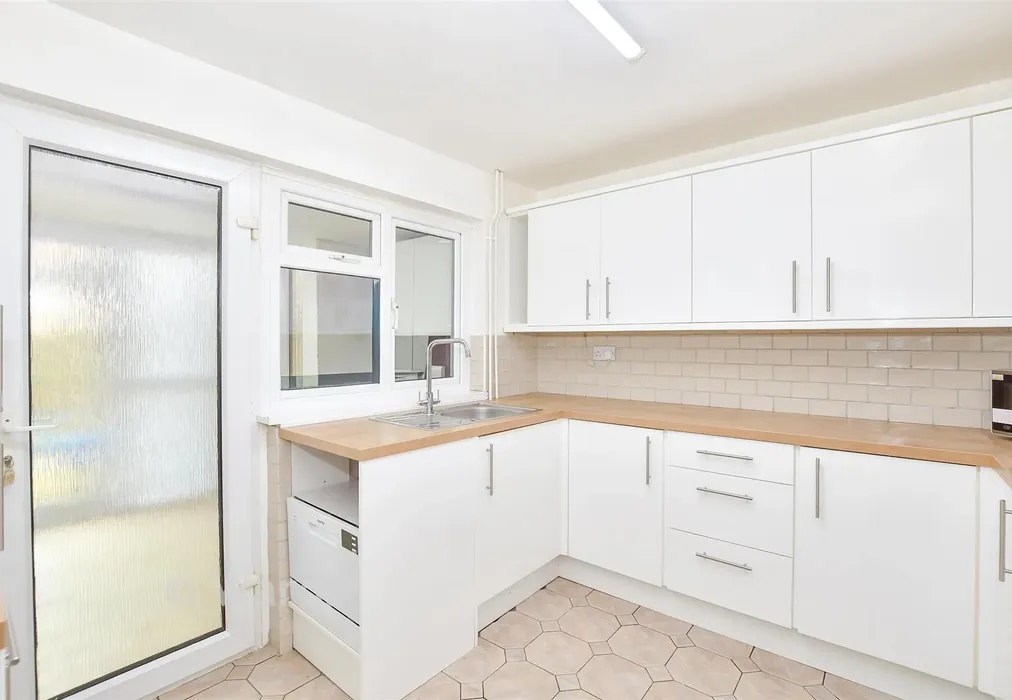 Kitchen - Reculver Walk, Maidstone, Kent - Wards of Kent