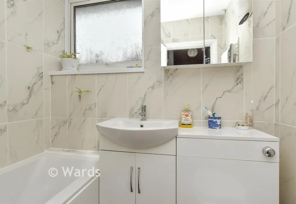Bathroom - St. Peter's Court, Faversham, Kent - Wards of Kent