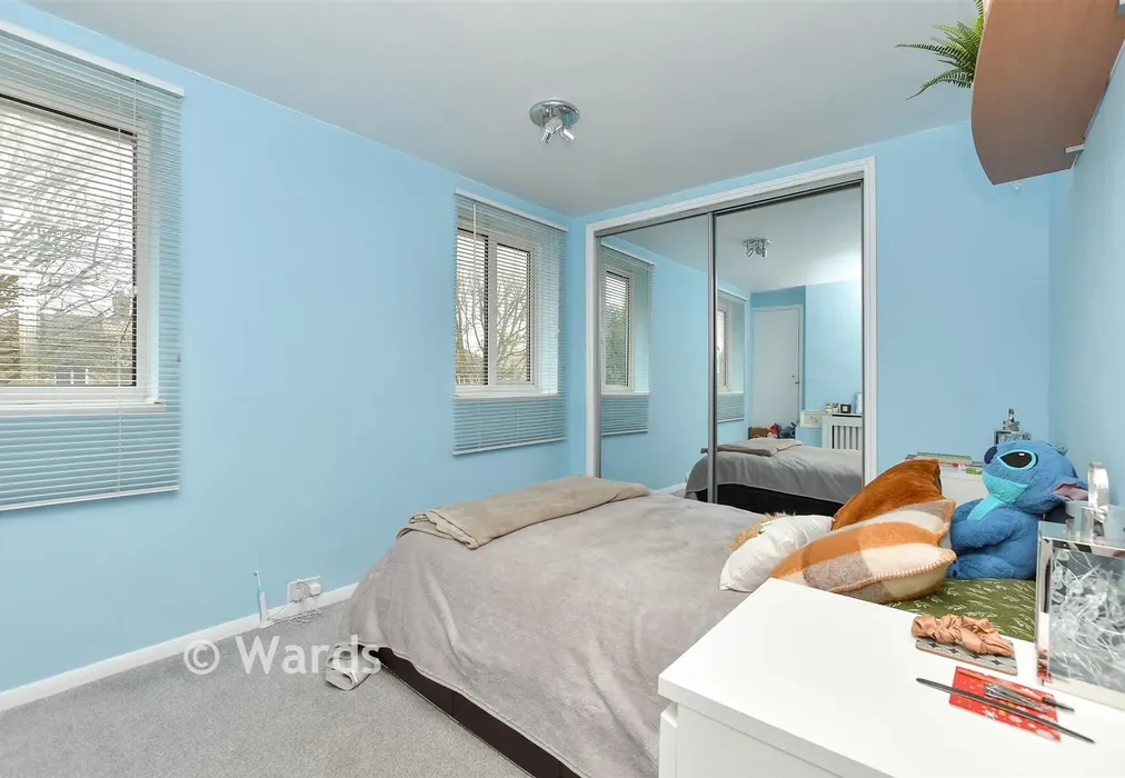 Bedroom 1 - St. Peter's Court, Faversham, Kent - Wards of Kent