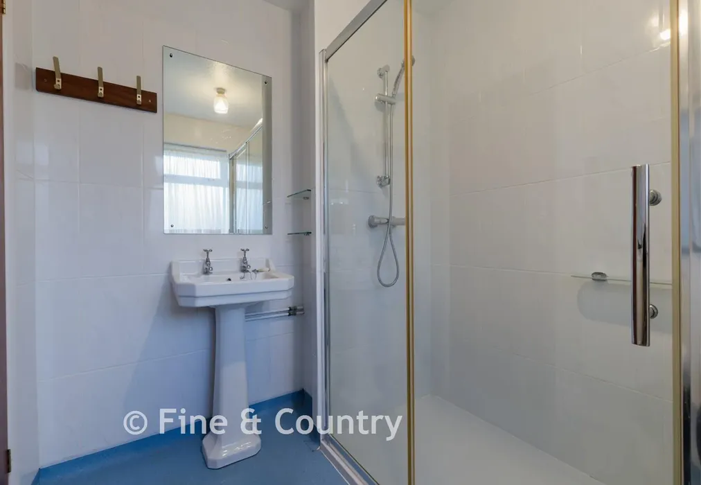 *Shower Room* - Lammas Close, Cowes, Isle of Wight - Wards of Kent