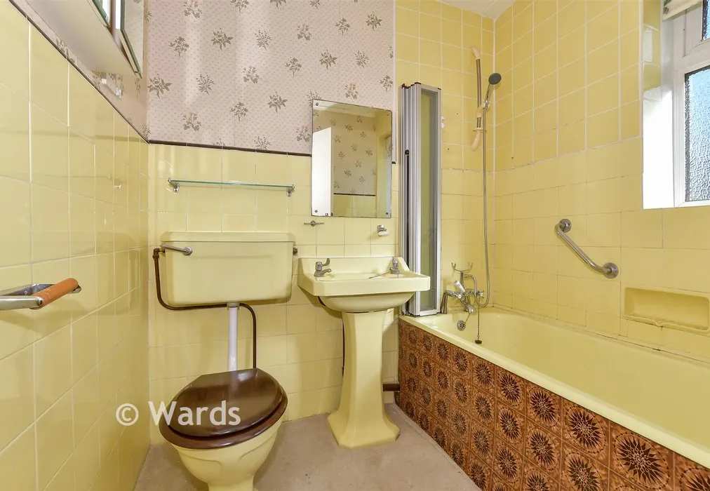 Bathroom - Dover Road, Deal, Kent - Wards of Kent
