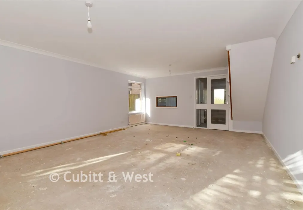 Lounge - Aldingbourne Close, Ifield, Crawley, West Sussex - Wards of Kent