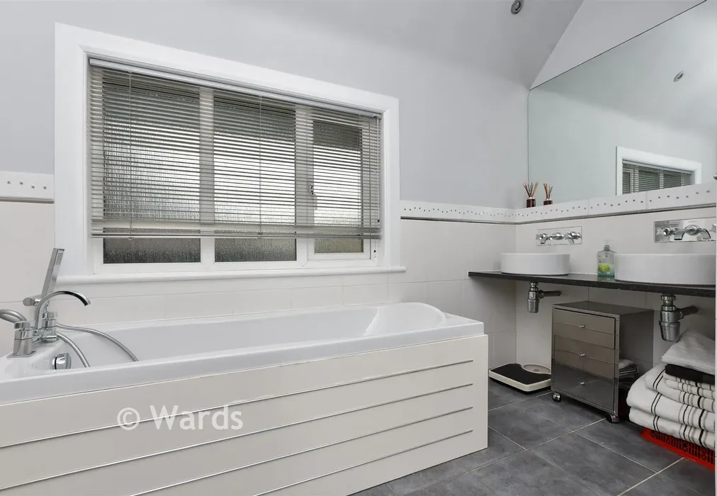 Bathroom - St. George's Road, Broadstairs, Kent - Wards of Kent