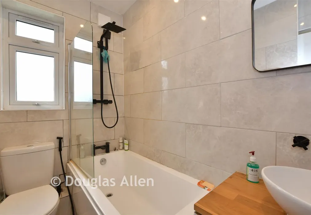 Bathroom - Oval Road North, Dagenham, Essex - Wards of Kent