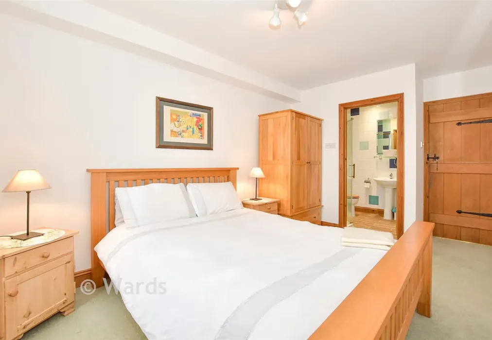 Bedroom 1 - Gibbs Hill, Nettlestead, Maidstone, Kent - Wards of Kent