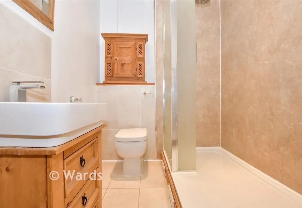Downstairs Shower - Gibbs Hill, Nettlestead, Maidstone, Kent - Wards of Kent