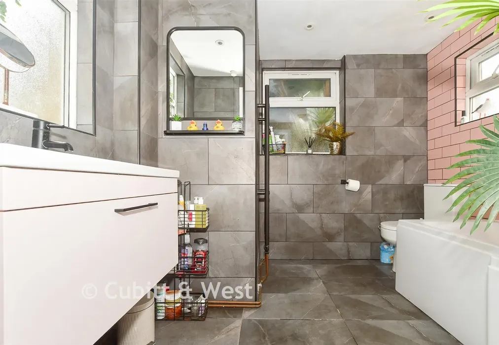 Bathroom - Payne Terrace, Roedale Road, Brighton, East Sussex - Wards of Kent