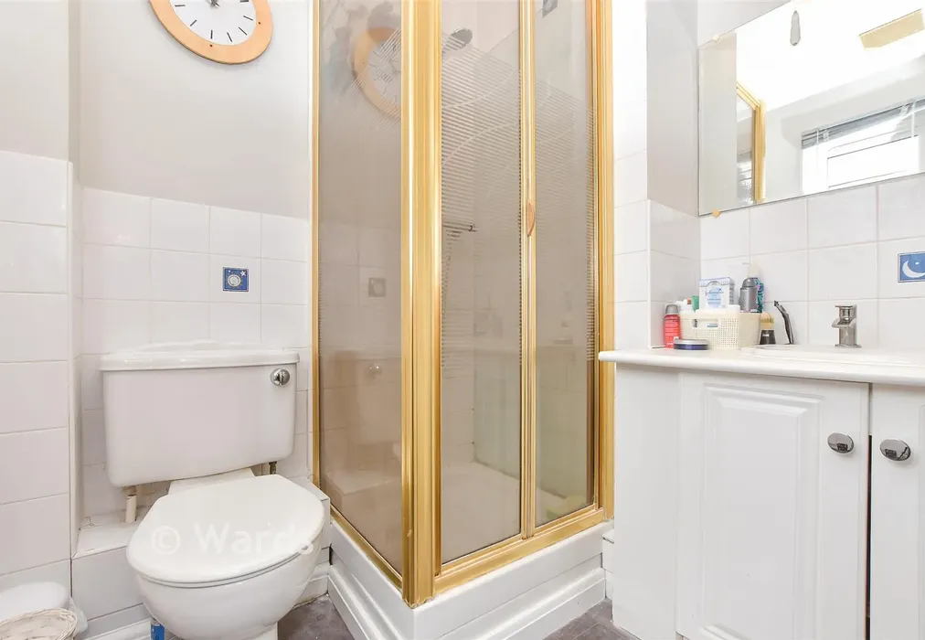 En-Suite Shower Room - Bluebell Road, Kingsnorth, Ashford, Kent - Wards of Kent