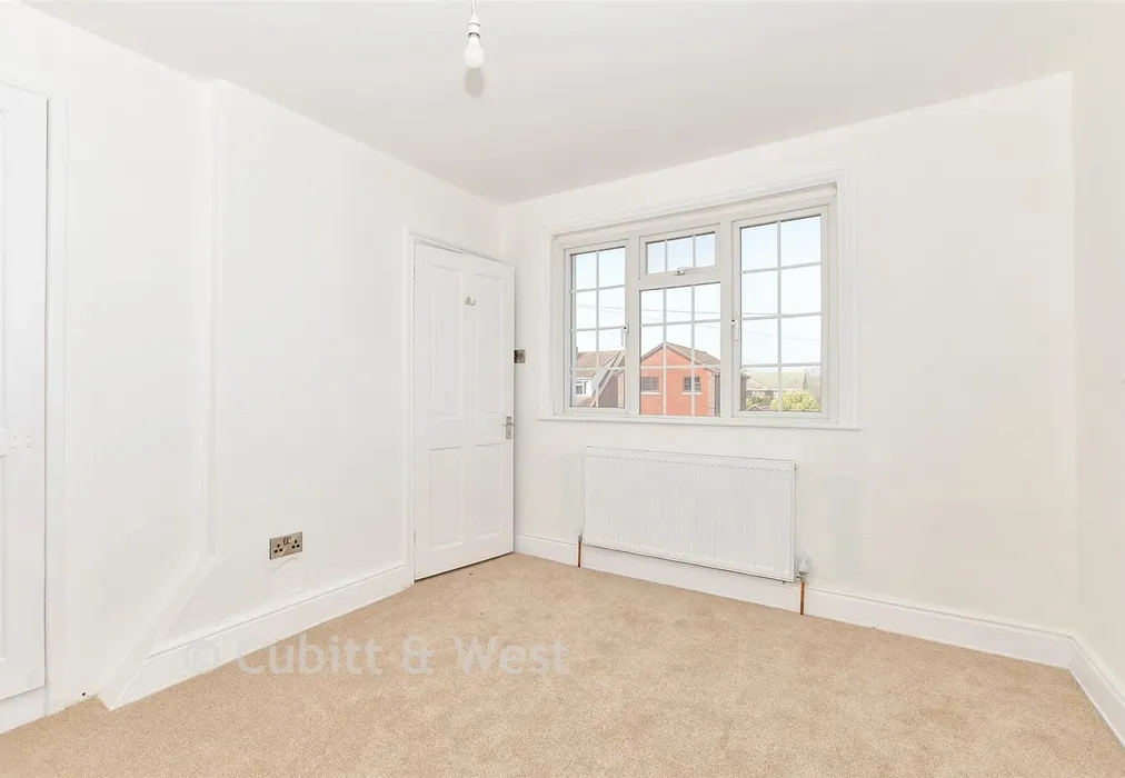 Bedroom 1 - Sea View Road, Hayling Island, Hampshire - Wards of Kent