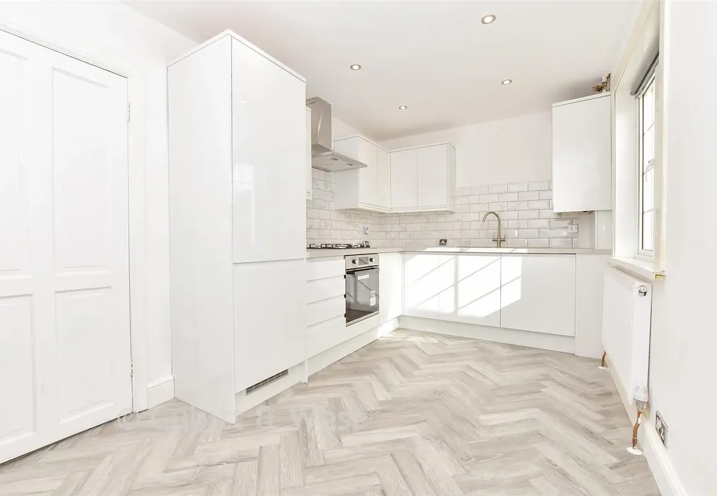 Kitchen - Sea View Road, Hayling Island, Hampshire - Wards of Kent