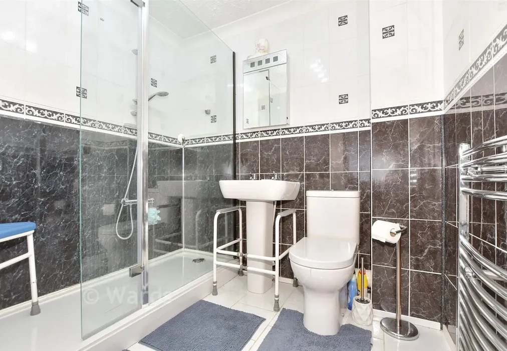 Shower Room - Suffolk Street, Whitstable, Kent - Wards of Kent