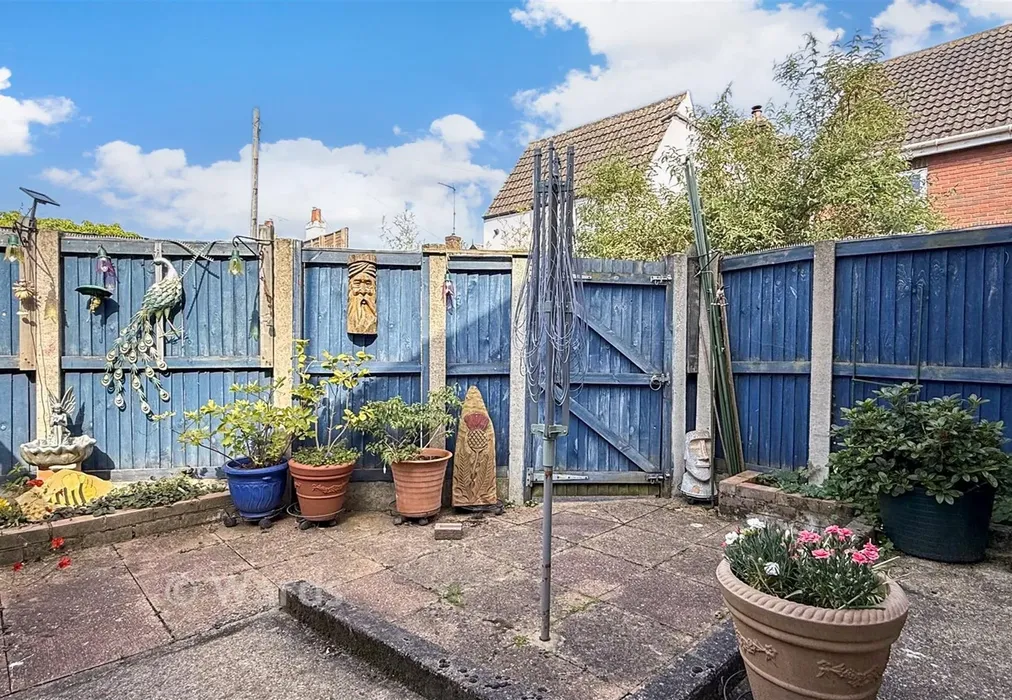 Garden 2 - Suffolk Street, Whitstable, Kent - Wards of Kent