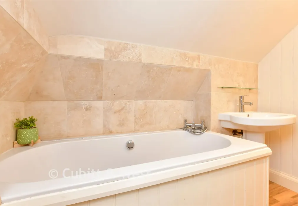 En-Suite Bathroom - The Green, Dorking Road, Tadworth, Surrey - Wards of Kent