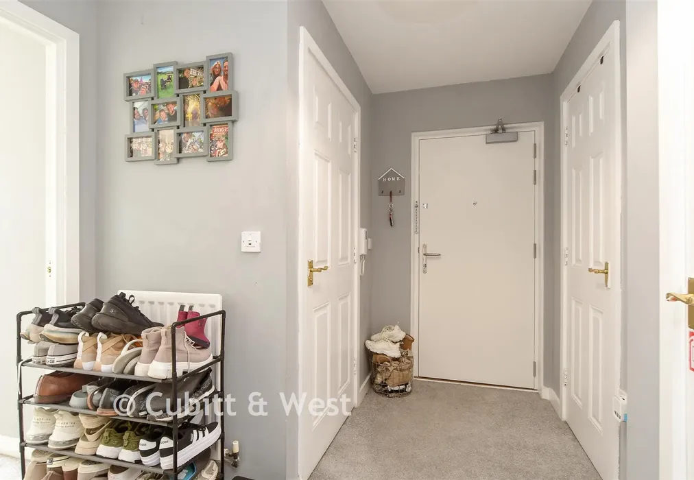 Entrance Hall - Kingsfield Way, Redhill, Surrey - Wards of Kent