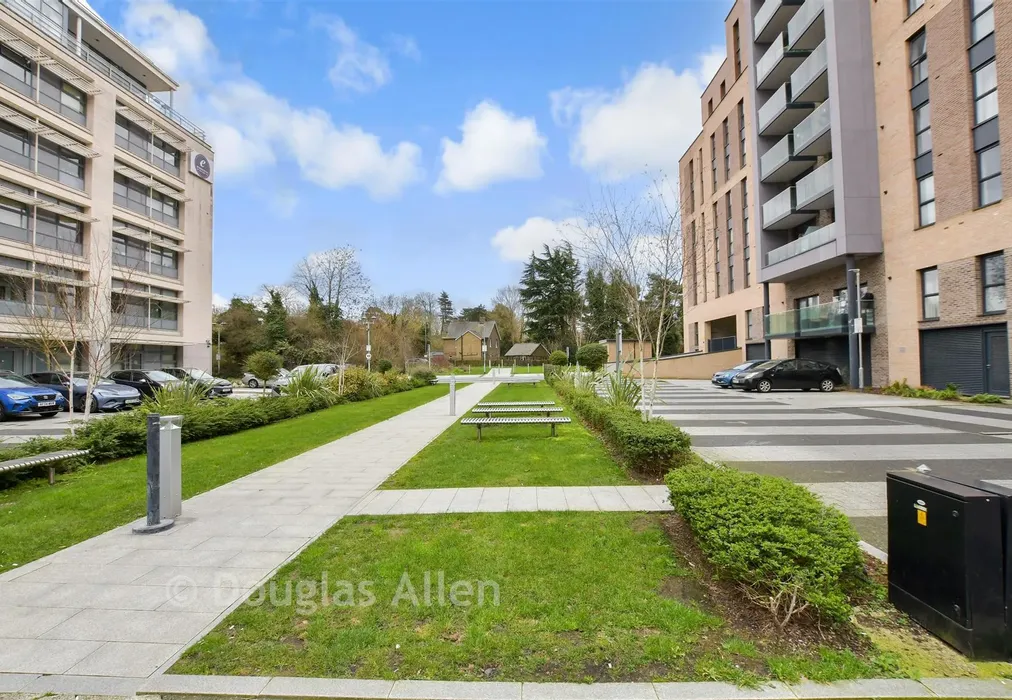 Communal Gardens - Edinburgh Gate, Harlow, Essex - Wards of Kent
