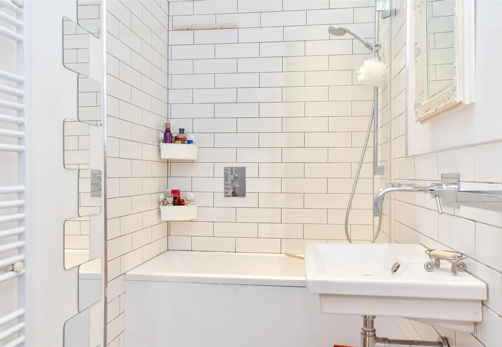 Bathroom - Dyke Road Drive, Brighton, East Sussex - Wards of Kent