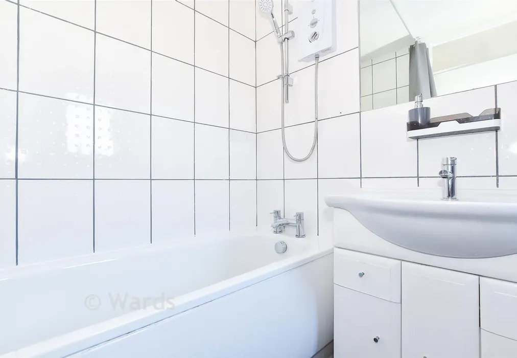 Bathroom - Sandling Lane, Penenden Heath, Maidstone, Kent - Wards of Kent