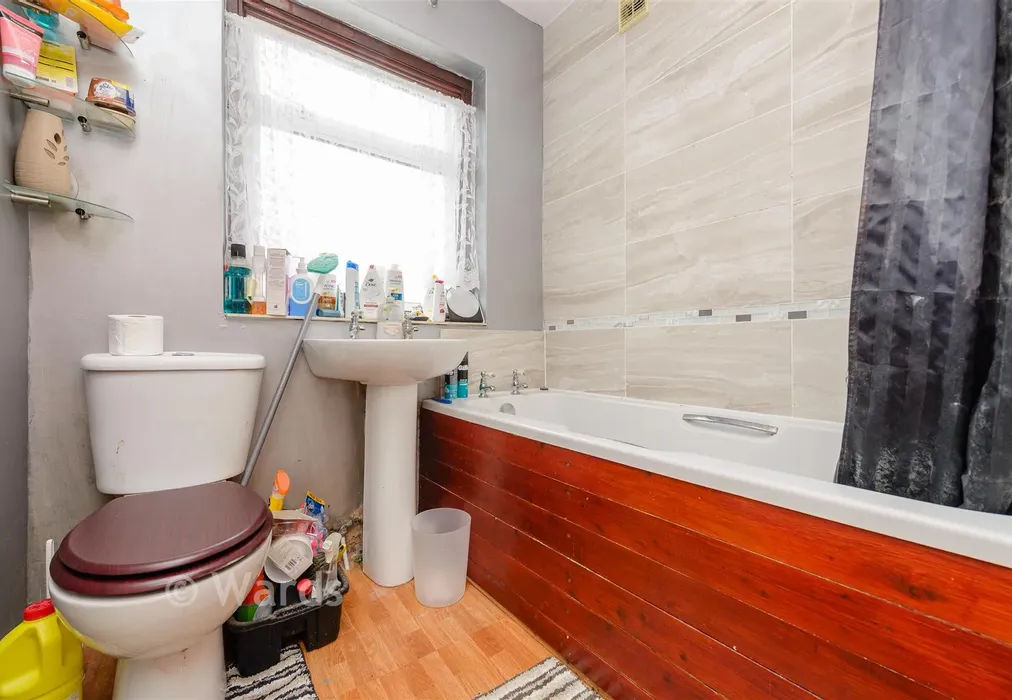 Bathroom - Longhill Avenue, Chatham, Kent - Wards of Kent