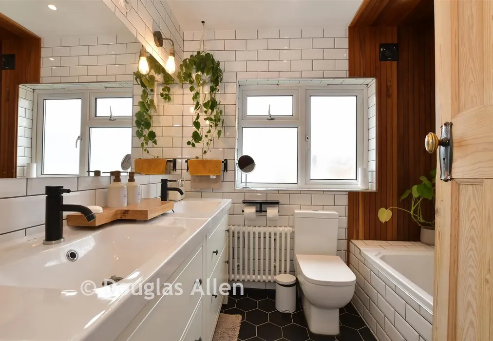 Bathroom - Frances Road, Chingford - Wards of Kent