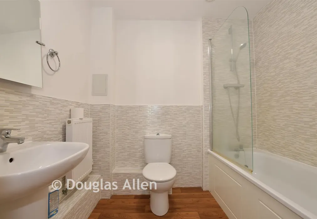 Bathroom - Maxwell Road, Romford, Essex - Wards of Kent