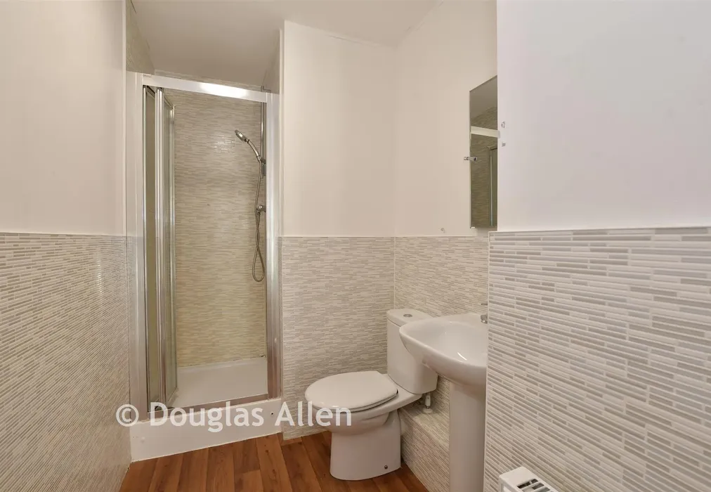En-Suite - Maxwell Road, Romford, Essex - Wards of Kent