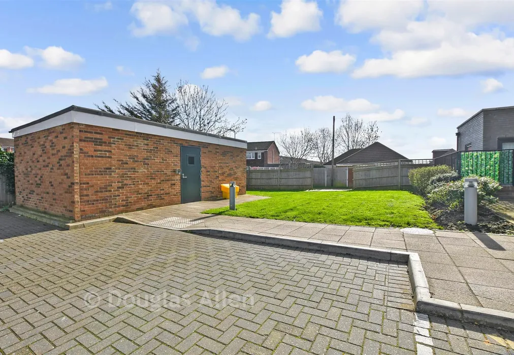 Communal Gardens - Faringdon Avenue, Romford, Essex - Wards of Kent