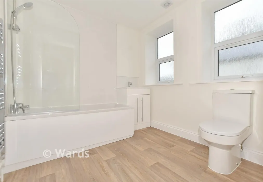 Bathroom - Pleydell Gardens, Folkestone, Kent - Wards of Kent
