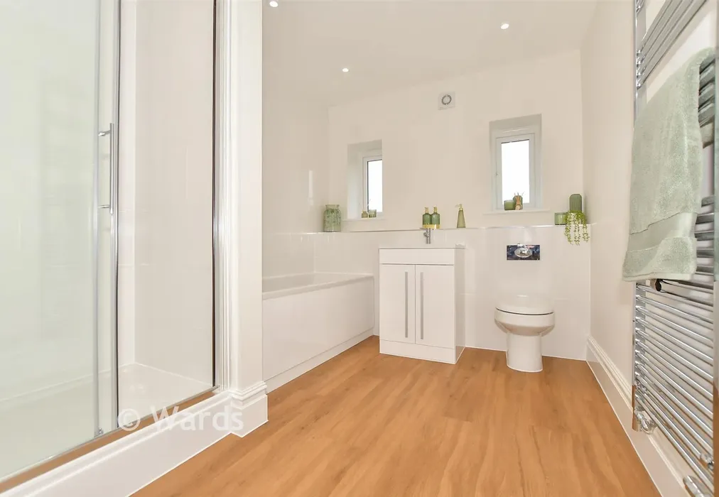 Bathroom - Pleydell Gardens, Folkestone, Kent - Wards of Kent