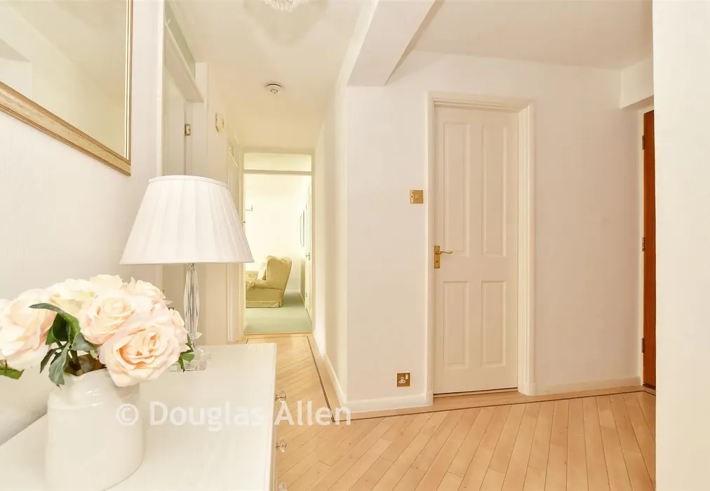 Hallway - Woodhaven Gardens, Ilford, Essex - Wards of Kent