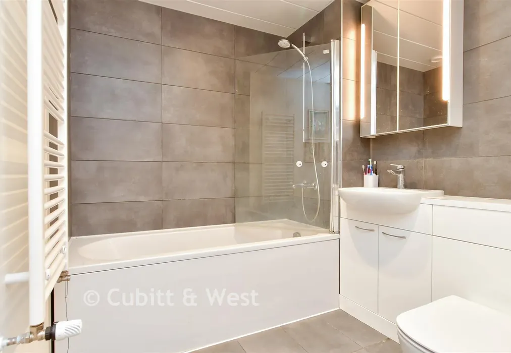 Bathroom - Ladybower Road, Worthing, West Sussex - Wards of Kent